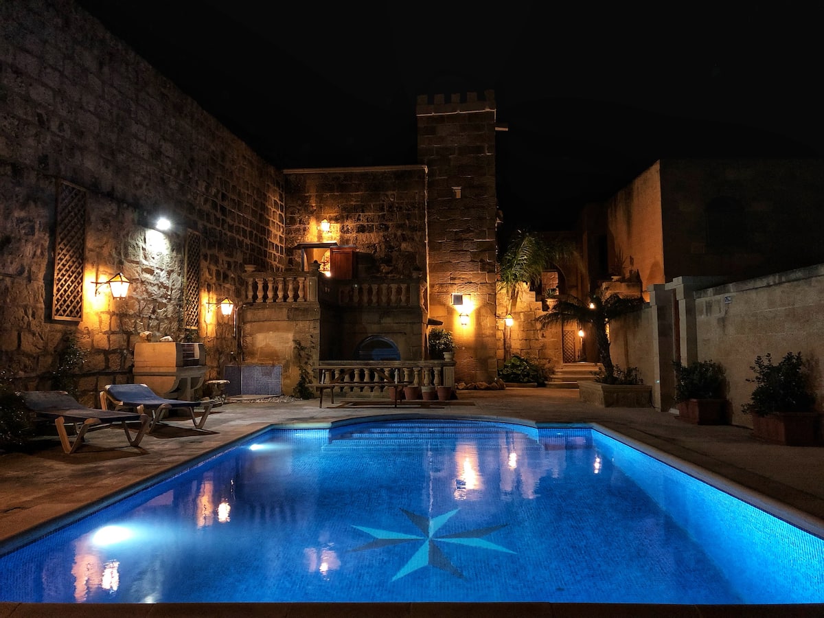 Molendini’s illuminated swimming pool at night