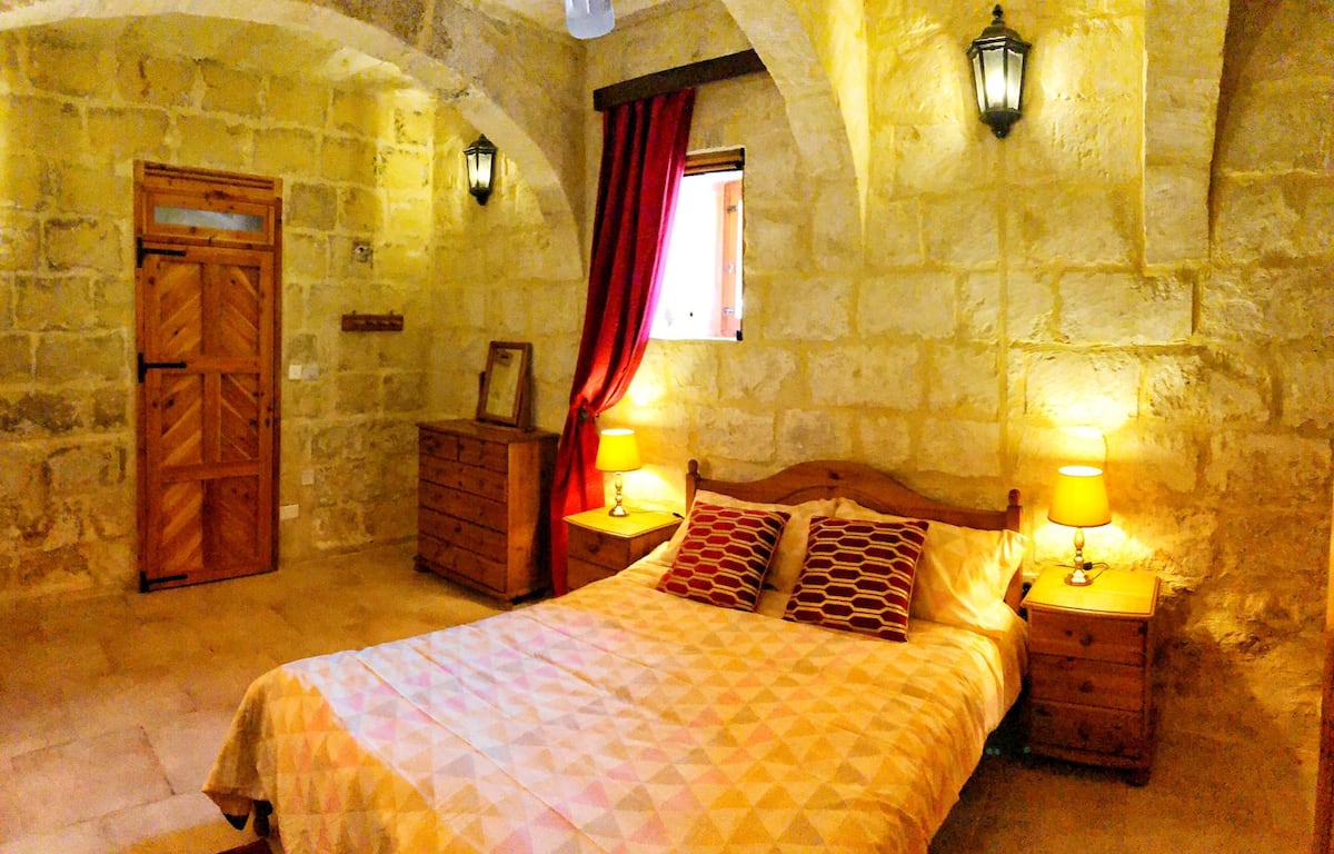 Casal Garbo bedroom at Molendini Farmhouse