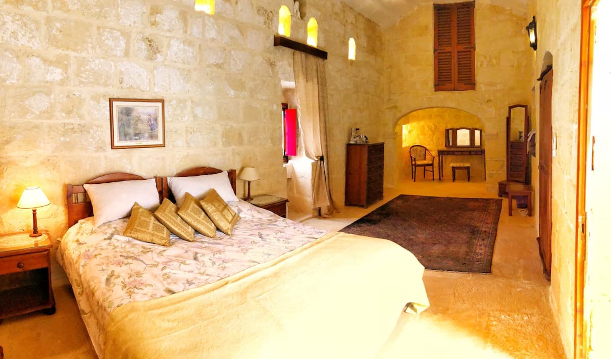 Calata Dueyra bedroom at Molendini Farmhouse