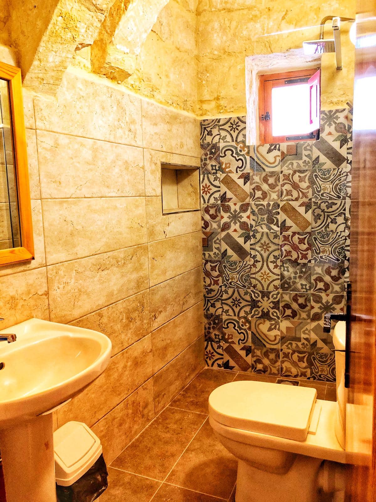 An ensuite bathroom at Molendini Farmhouse