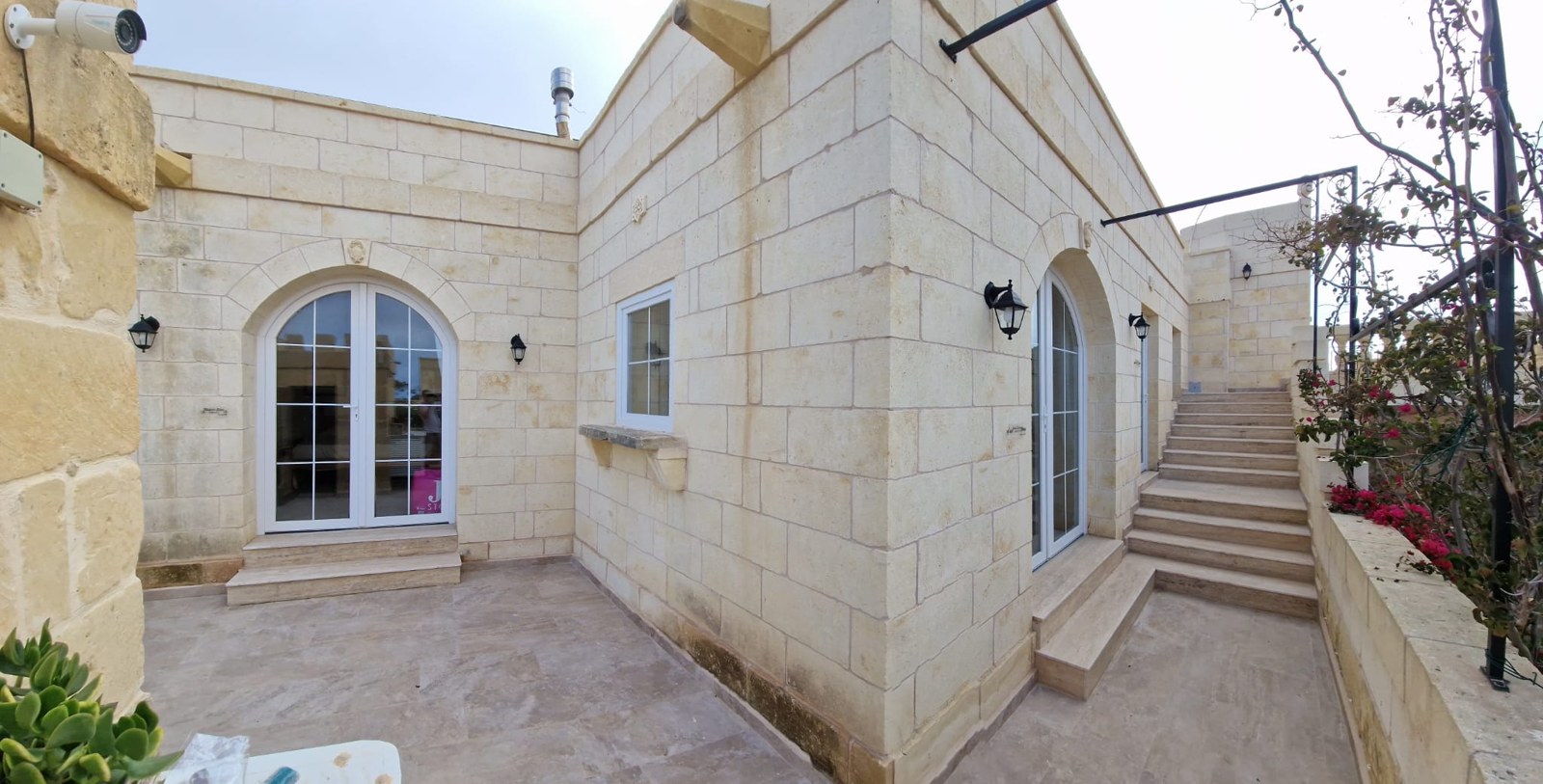 Upper terrace and limestone arches at Molendini Farmhouse